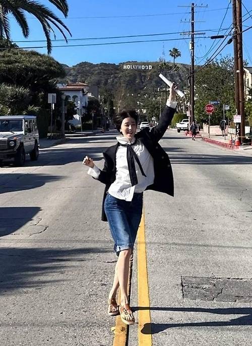 검은색 재킷과 브라운 샌들로 멋을 더한  박하선이 활동적이면서도 도시적인 매력을 강조했다. 사진=박하선 SNS