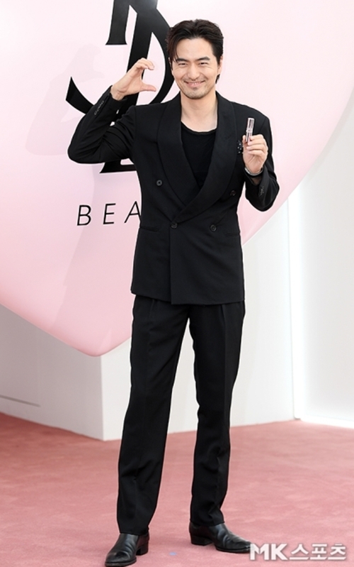 배우 이진욱은 그의 특유의 정제된 매력과 스타일로 모든 이목을 집중시켰다./사진=천정환 기자