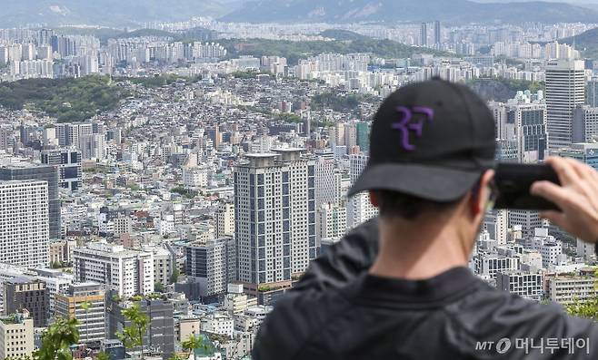 [서울=뉴시스] 정병혁 기자 = 최근 부동산 시장이 혼조세를 보이고 있는 가운데, 서울 주요 지역을 중심으로 집주인들이 호가를 올리고 있다. 한국부동산원의 최신 주택가격동향조사에 따르면 이달 셋째 주(15일) 기준으로 서울 25개구 중 21개구에서 아파트 매매가격지수가 상승했다. 서울 주요 지역을 중심으로 급매물이 줄어들며 집주인들은 호가를 올리는 분위기다. 사진은 21일 서울 남산에서 바라본 아파트의 모습. 2024.04.21. jhope@newsis.com /사진=정병혁