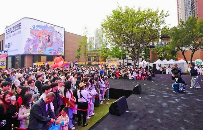 청두 'K팝 한류팬 페스티벌'에 참가한 중국 소비자들이 무대 공연을 관람하고 있다. /사진= 한국관광공사 제공