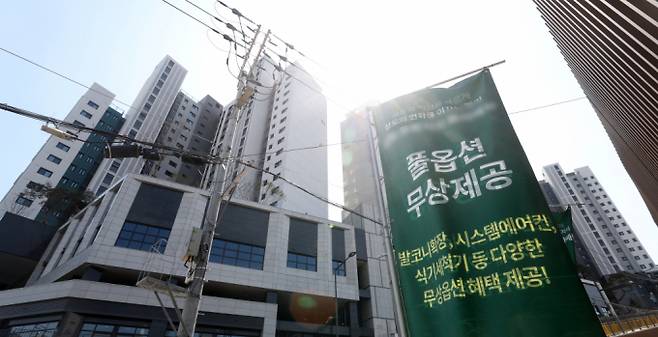 지난해  23개 증권사의 국내 부동산 프로젝트 파이낸싱(PF) 익스포저는 자기자본의 32.8%인 23조2000억원을 기록했다. 자기자본 대비 요주의이하 비율도 높아져 지난해 말 기준 대형사는 4.7%, 일반증권사는 15.9%로 집계됐다./사진=뉴스1