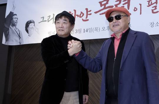 14일 서울 중구 플라자 호텔에서 열린 박정희 전 대통령과 육영수 여사의 생애와 업적을 다룬 다큐멘터리 영화 ‘그리고 하얀 목련이 필때면’ 제작 발표회에서 제작자인 가수 김흥국(오른쪽), 영화 감독 윤희성이 포즈를 취하고 있다. 뉴시스