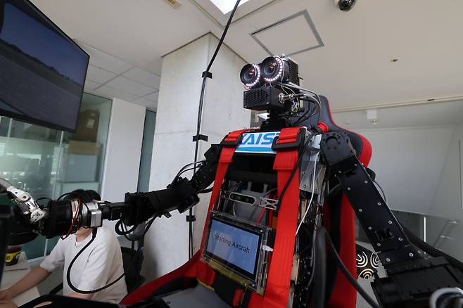 심현철 KAIST 전기및전자공학부 교수 연구팀이 개발한 세계 최초 인공지능 기반 휴머노이드 파일럿 '파이봇'.[KAIST 제공]
