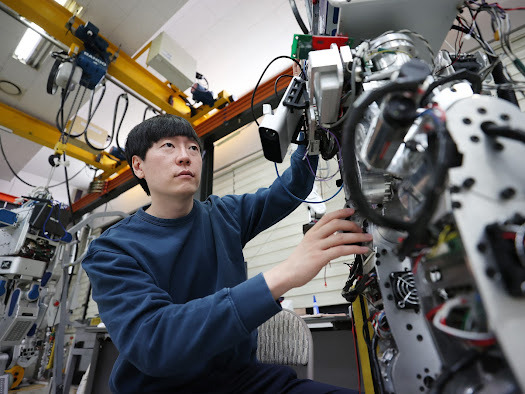 KAIST 기계공학과 연구진이 AI를 적용한 로봇 연구를 수행하고 있다.[KAIST 제공]