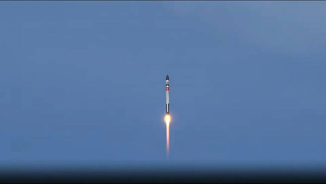 초소형 군집위성 1호를 탑재한 로켓랩의 일렉트론이 24일 뉴질랜드 마히아 발사장에서 발사되고 있다.[과기정통부 제공]