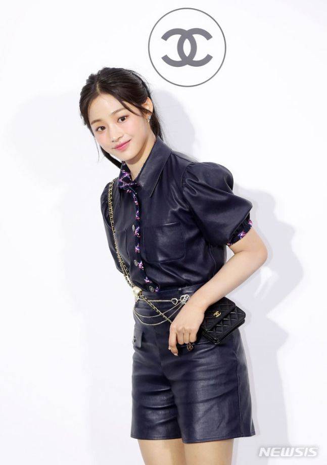 [서울=뉴시스] 김혜진 기자=그룹 뉴진스 민지가 23일 오후 서울 성동구 인근에서 열린 샤넬 루쥬 알뤼르 팝업 행사에서 포즈를 취하고 있다. 2024.04.23. jini@newsis.com *재판매 및 DB 금지