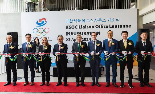 이기흥 대한체육회장(왼쪽 네 번째)이 23일(현지 시간) 스위스 로잔대학교에서 열린 대한체육회 주로잔 대표부 개소식 행사에서 토마스 바흐 국제올림픽위원회 위원장(왼쪽 다섯 번째) 등 참석자들과 테이프 커팅식을 하고 있다. 연합뉴스
