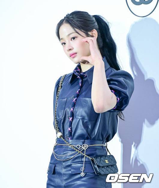 [OSEN=지형준 기자] 23일 오후 서울 성수동의 한 매장에서 럭셔리 뷰티 브랜드 포토월 행사가 열렸다. 뉴진스 민지가 포즈를 취하고 있다. 2024.04.23 /jpnews@osen.co.kr