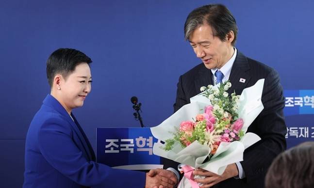 가수 리아(본명 김재원·사진 왼쪽)가 지난달 11일 서울 여의도 조국혁신당 당사에서 열린 입당 환영식에서 조국 대표로부터 꽃다발을 받고 있다. 연합뉴스