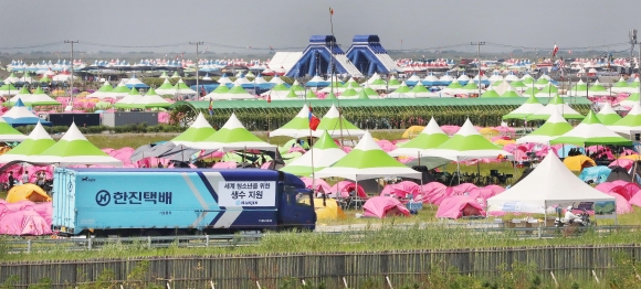 전북 부안 새만금에서 열린 ‘2023 세계스카우트 잼버리’에서 연일 지속되는 폭염과 열악한 현장 상황 탓에 온열질환 환자가 속출하는 등 어려움을 겪자 재계가 긴급 지원에 나섰다. 물류기업 한진은 한진제주퓨어워터 1.5ℓ 생수 4만 5000병을 현장에 전달했다. 한진 제공