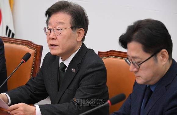 이재명 더불어민주당 대표가 24일 국회에서 열린 최고위원회에서 발언하고 있다. 2024.4.24 안주영 전문기자