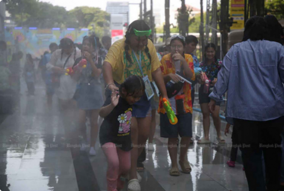 송크란 축제를 즐기는 시민들의 모습