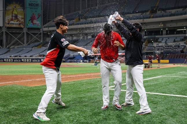 KIA 정해영(가운데)이 24일 고척 키움전에서 최연소 100세이브를 달성하고 팀원들의 축하를 받고 있다. /사진=김동윤 기자