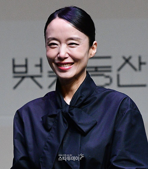 배우 전도연이 ‘벚꽃동산’으로 27년 만에 연극 무대에 선다.