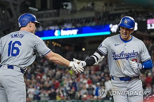 LA 다저스의 오타니 쇼헤이가 24일 미국 워싱턴 D.C. 내셔널스파크에서 열린 2024 미국 메이저리그(MLB) 워싱턴 내셔널스와의 원정경기에 2번 지명타자로 선발 출전해 홈런을 친 뒤 홈으로 들어와 팀 동료 윌 스미스와 하이파이브 하고 있다. 이날 오타니는 4타수 1안타(1홈런) 1타점 1득점을 기록했다. 시즌 6호 홈런이자 메이저리그 개인 통산 177호 홈런으로 미소 지었다. AP/연합뉴스