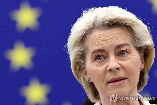 유럽의회에서 연설하는 EU 집행위원장 (스트라스부르 AFP=연합뉴스) 우르줄라 폰데어라이엔 EU 집행위원장은 23일(현지시간) 프랑스 스트라스부르에서 열린 유럽의회 본회의에서 연설하고 있다. 2024.4.23 photo@yna.co.kr