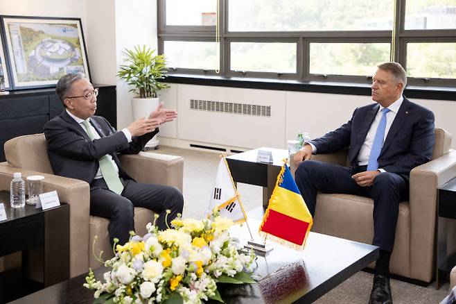 루마니아 클라우스 요하니스 대통령(오른쪽)이 24일 두산에너빌리티 경남 창원 본사를 방문해 두산에너빌리티 박지원 회장과 면담을 하고 있다.(사진=두산에너빌리티.)