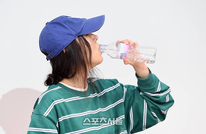 경영권 탈취 시도 의혹을 받고 있는 민희진 어도어 대표가 25일 오후 서울 서초구 한국컨퍼런스센터에서 기자회견을 하던 중 물을 마시고 있다. 2024. 4. 25. 박진업 기자 upandup@sportsseoul.com