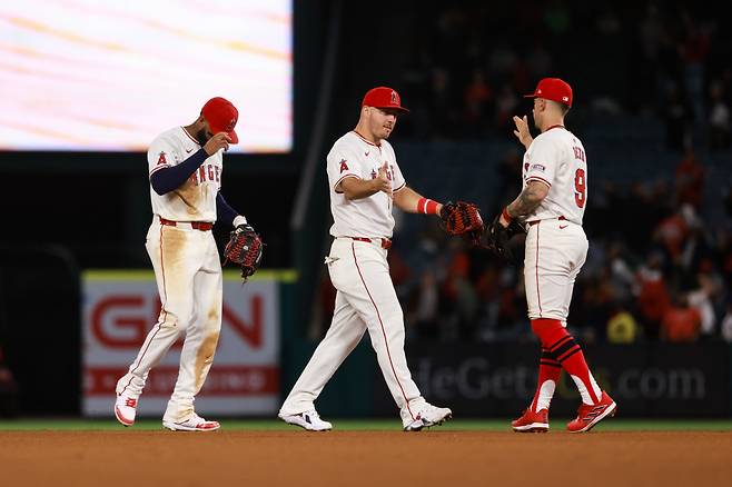 마이크 트라웃이 24일(한국시각) 볼티모어 오리올스를 7대4로 누른 뒤 동료들과 하이파이브를 하고 있다. 출처=LA 에인절스 구단 SNS