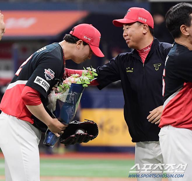 24일 서울 고척스카이돔에서 열린 KIA와 키움의 경기. KIA가 6대4로 승리한 가운데 마무리 정해영이 최연소 100세이브 기록을 세웠다. 이범호 감독이 꽃다발을 주고 있다. 고척=정재근 기자 cjg@sportschosun.com/2024.4.24/