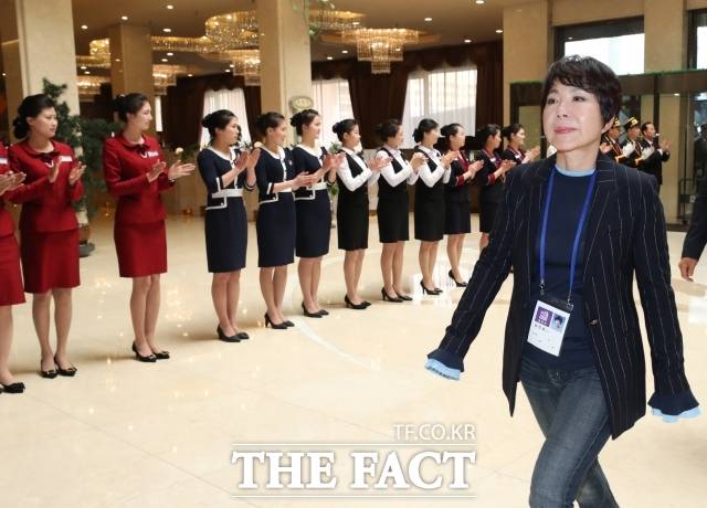 '사랑의 미로'는 최진희의 인생곡으로 꼽힌다. 사진은 최진희가 2018년 6월 남북평화 협력기원 남측예술단 일원으로 평양 고려호텔에 도착해 직원들의 환영을 받고 있다. [더팩트ㅣ평양공연 사진공동취재단]
