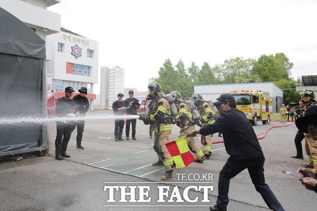 지난 24일 광주소방학교에서 열린 제37회 전국소방기술경연대회에 출전한 광산소방서 하남119안전센터 3팀이 화재 진압을 선보이고 있다./광주시