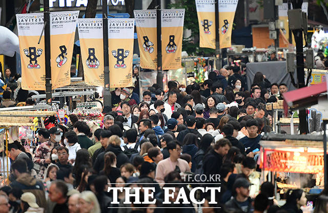 '서울페스타 2023 명동 페스티벌'이 열린 지난해 4월 30일 오후 서울 중구 명동거리를 찾은 관광객이 거리를 걷고 있다. /박헌우 기자