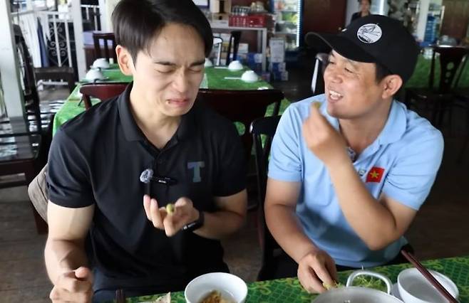 쑴 열매를 시식하는 한국인 유튜버 [이미지출처=한꿕 브로스 유튜브 영상]