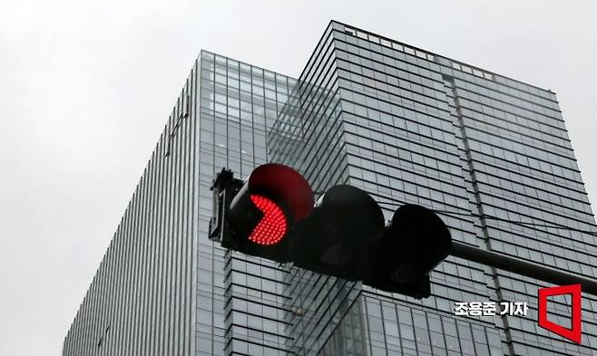 하이브가 그룹 뉴진스가 속한 자회사 어도어 경영진에 대한 감사에 착수하는등 갈등이 빚어지고 있다. 사진은 용산 하이브사옥. 사진=조용준 기자 jun21@