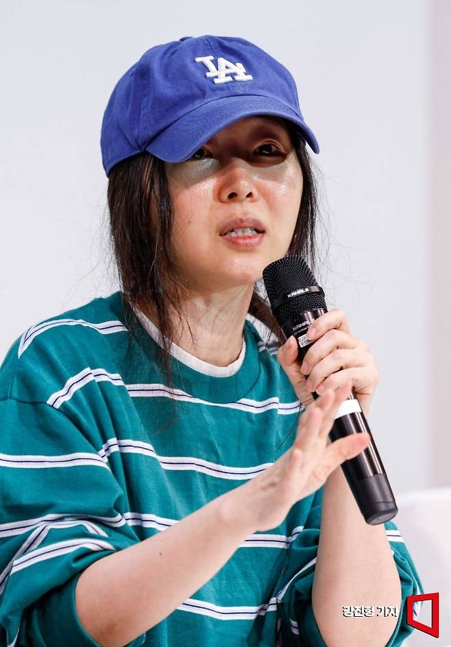 민희진 어도어 대표가 25일 서울 서초구 한국컨퍼런스센터에서 모회사 하이브와의 갈등 사태와 관련해 입장 발표를 하고 있다. 앞서 하이브는 민희진 대표 등 어도어 경영진에 대한 중간 감사 결과를 발표하고, 이들을 업무상 배임 등 혐의로 고발한다고 밝혔다. 사진=강진형 기자aymsdream@