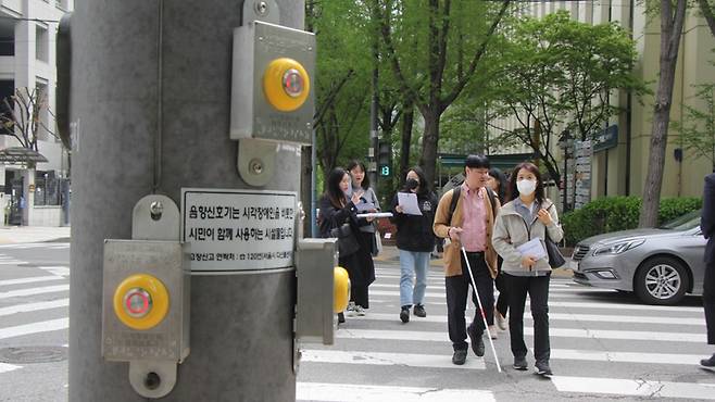 지난 4월 16일(화) 도로교통공단과 경찰청은 정부서울청사별관 앞 사거리에서 시각장애인연합회와 함께 시각장애인 음향신호기 기능개선을 위한 실험을 진행했다./사진=도로교통공단