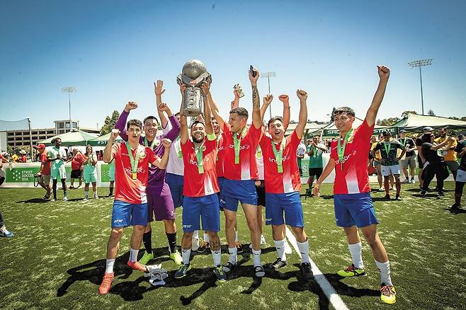 2023년 홈리스월드컵에서 우승한 칠레 남자 국가대표팀이 우승컵을 들어올리고 있다./빅이슈코리아