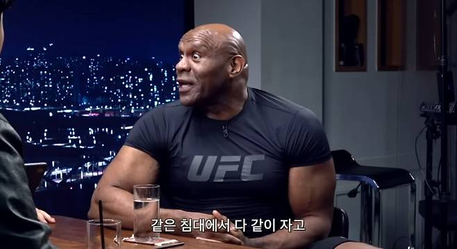 지난 21일 유튜브 채널 '피식대학'에 출연한 이종격투기 선수 밥 샙(50). /유튜브 채널 '피식대학'