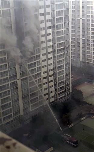25일 오후 5시쯤 부산 남구 용호동의 한 아파트에서 화재가 발생해 주민 10여명이 대피했다./연합뉴스
