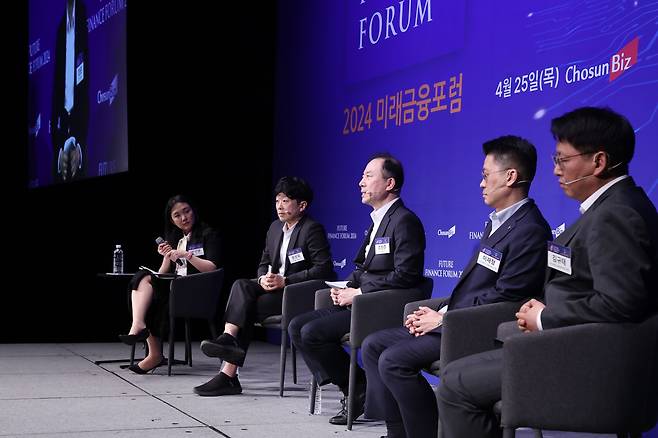 25일 서울 중구 웨스틴조선호텔에서 열린 조선비즈의 '2024 미래금융포럼'에서 패널토의가 진행되고 있다. 박선영 동국대학교 경제학과 교수(왼쪽부터)와 윤성욱 펀더풀 대표이사, 조현준 핀크 대표이사, 이재형 하나은행 디지털채널부장, 김규태 우리은행 뉴WON추진부 부장이 토론하고 있다. /조선비즈