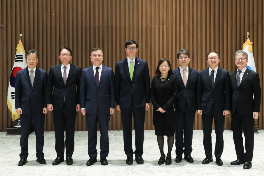 이창용 한국은행 총재(왼쪽 네 번째)가 25일 서울 중구 한국은행에서 김종화(왼쪽 세 번째)·이수형(오른쪽 네 번째) 신임 금융통화위원에게 임명장을 수여한 뒤 관계자들과 기념 촬영하고 있다.   한국은행 제공