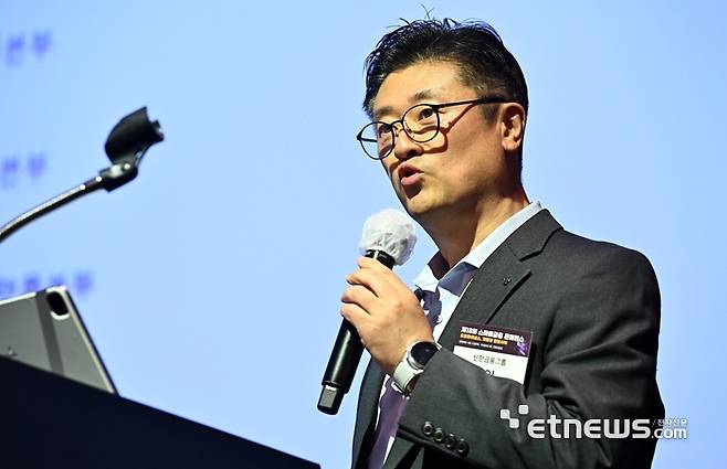 전자신문이 주최하는 제18회 스마트금융 콘퍼런스가 '오픈파이낸스, 개방과 연결사이'를 주제로 25일 서울 여의도 FKI타워에서 열렸다. 조문일 신한금융그룹 본부장이 '금융혁신의 미래 : 슈퍼앱과 슈퍼SOL의 탄생'을 주제로 발표하고 있다. 이동근기자 foto@etnews.com