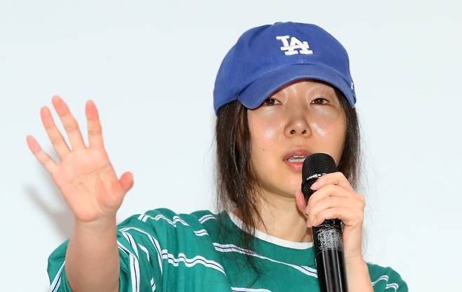 민희진 어도어 대표가 25일 오후 서울 강남구 한국컨퍼런스센터에서 열린 긴급 기자회견에서 입장을 말하고 있다. 하이브는 22일 민희진 대표 등이 경영권 탈취 시도를 했다며 전격 감사에 착수한 것으로 알려졌다. 민 대표는 하이브의 또 다른 산하 레이블인 빌리프랩의 걸그룹 아일릿이 뉴진스를 카피했다는 공식입장으로 맞받아쳤다.  뉴시스