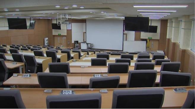 수련의가 요구하는 것은 무엇이며, 어디가 잘못되었기에 그들은 돌아오지 않겠다고 하고 있는가. 비어 있는 의과대학 교실. 와이티엔