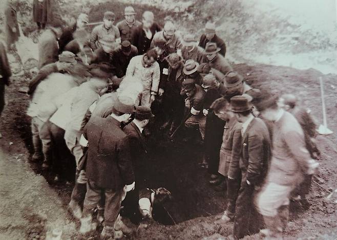 1946년 3월 가나자와에서 발견된 윤봉길의 유해. 매헌윤봉길전집