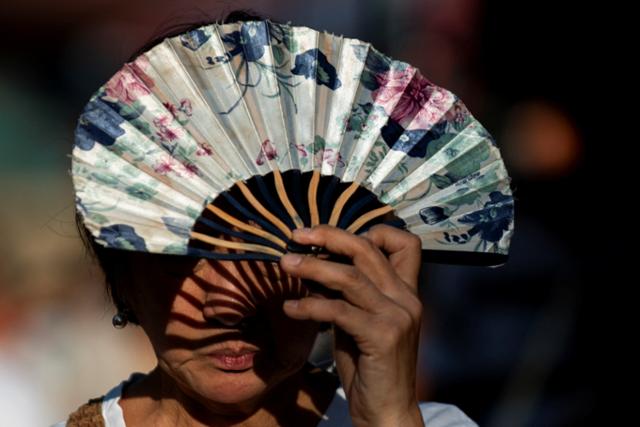 기온이 섭씨 40도를 웃돌고 있는 필리핀 마닐라에서 한 시민이 부채로 햇빛을 가리고 있다. 마닐라=로이터 연합뉴스