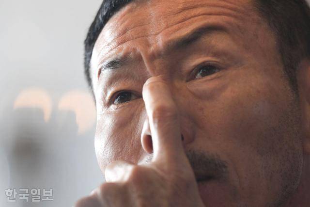 인생의 막다른 길에 접어든 것처럼 느껴질 때마다, 책은 그에게 버팀목이자 무기가 돼줬다. 최주연 기자