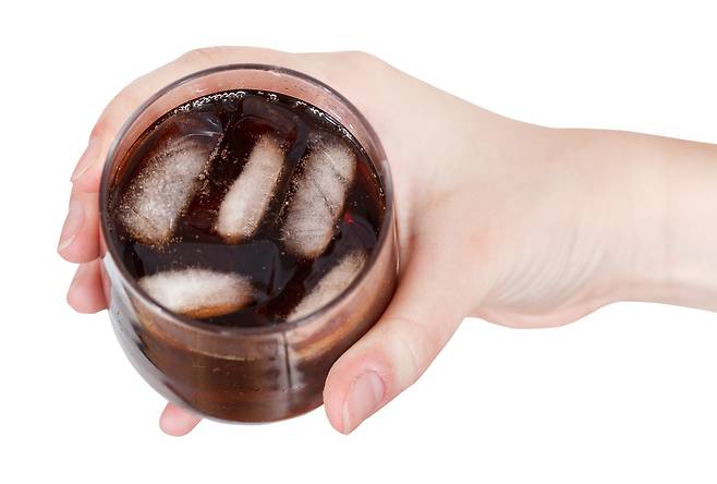 음료를 마시고 남은 얼음을 씹어 먹는 습관은 식중독 위험을 키우고, 치아 균열을 일으킬 수 있다./사진=클립아트코리아