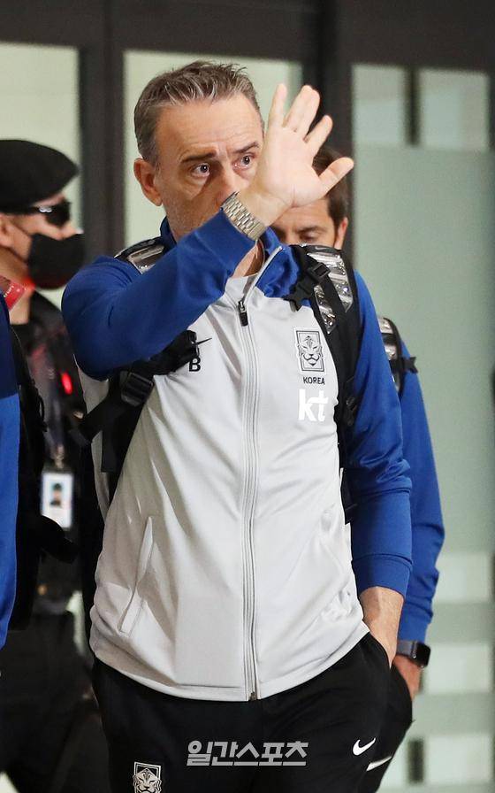2022 카타르 월드컵에서 16강전을 마친 축구대표팀이 7일 오후 인천국제공항을 통해 귀국했다. 입국장에 도착한 벤투 감독이 환화하는 팬들을 향해 손을 흔들고 있다. 인천공항=김민규 기자 mgkim1@edaily.co.kr /2022.12.07/