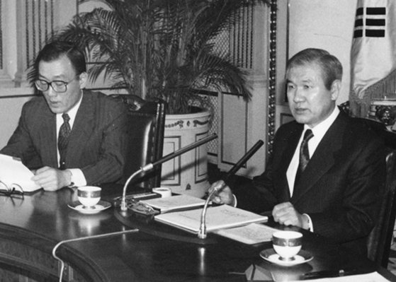 1991년 1월 당시 노태우 대통령과 당·정 회의에 참석한 노재봉 전 국무총리. [중앙포토]