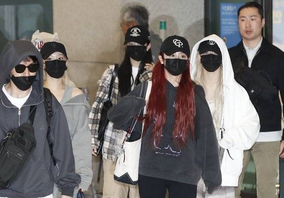 르세라핌이 미국 코첼라 일정을 마치고 22일 인천국제공항을 통해 입국하고 있다. [뉴스1]