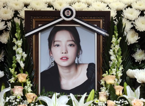2019년 가수 고 구하라의 일반 빈소가 마련된 서울 강남 성모병원 장례식장에 고인의 영정이 놓여져 있다. 뉴스1