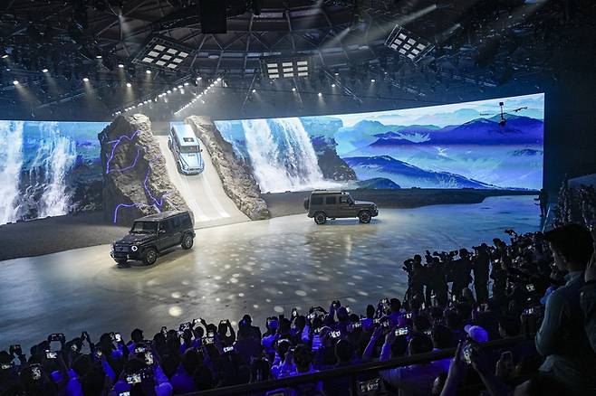 중국 베이징에서 열린 메르세데스 벤츠 월드 프리미어 행사에서 G클래스의 전동화 모델 ‘디 올 뉴 메르세데스-벤츠 G580 위드 EQ 테크놀로지’가 무대에 마련된 30도 급경사를 타고 등장하고 있다. 한국자동차기자협회 제공