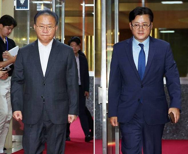 윤재옥 국민의힘 원내대표 겸 당 대표 권한대행(왼쪽)과 홍익표 더불어민주당 원내대표가 23일 국회의장 주재 여야 원내대표 회동을 위해 의장실로 향하고 있다. 연합뉴스