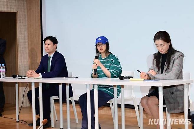 긴급 기자회견 중인 민희진 어도어 대표(가운데). 사진=박효상 기자